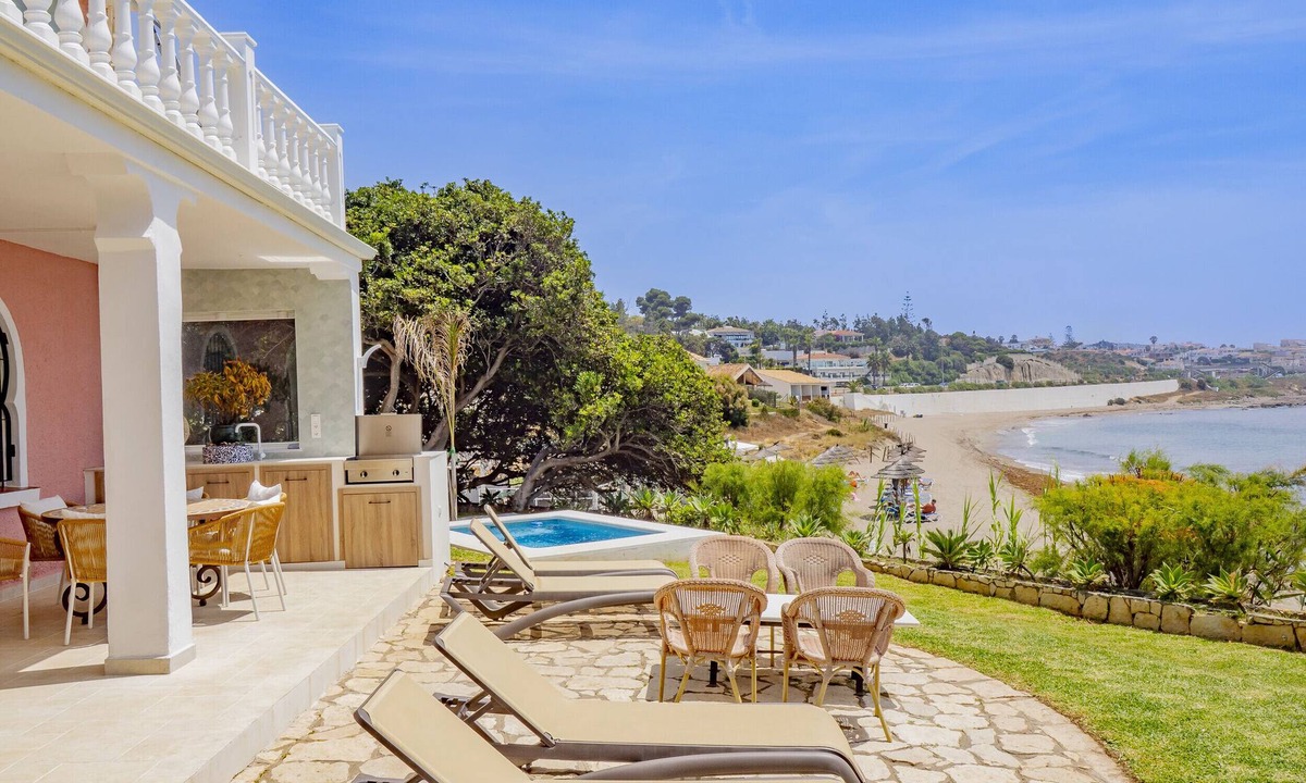 Mijas Villa | Cubo's Beachfront Villa Khayyam/private beach access/private pool/air conditioning/free Wi-Fi