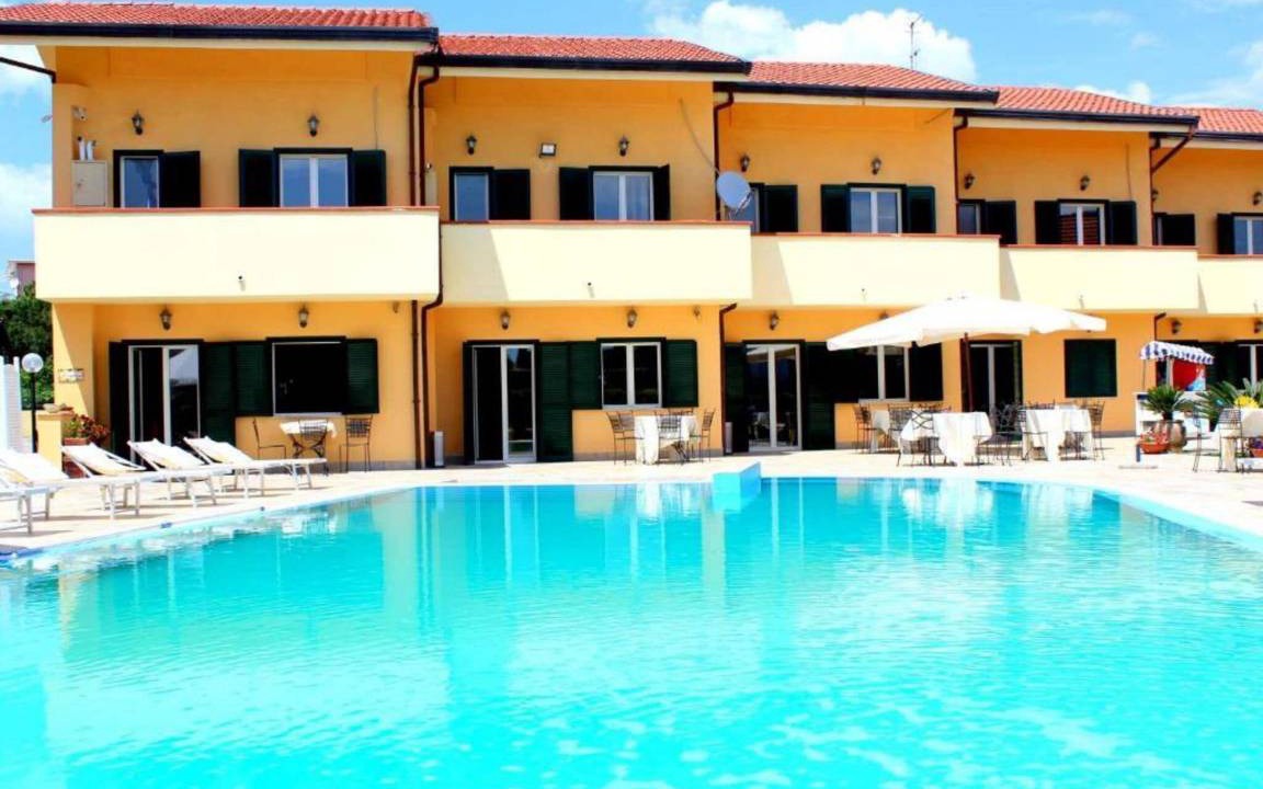Laura House | Delightful Apartment in Paestum with Swimming Pool