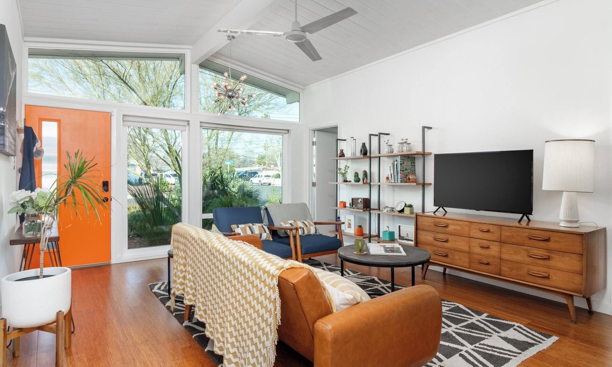 Concord House | Discover serene luxury in our modern Eichler retreat.