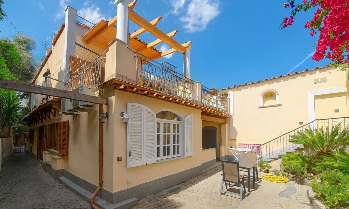 Ischia Porto House | Domus Aenaria - Spacious Villa - Prime location close to beaches and shops