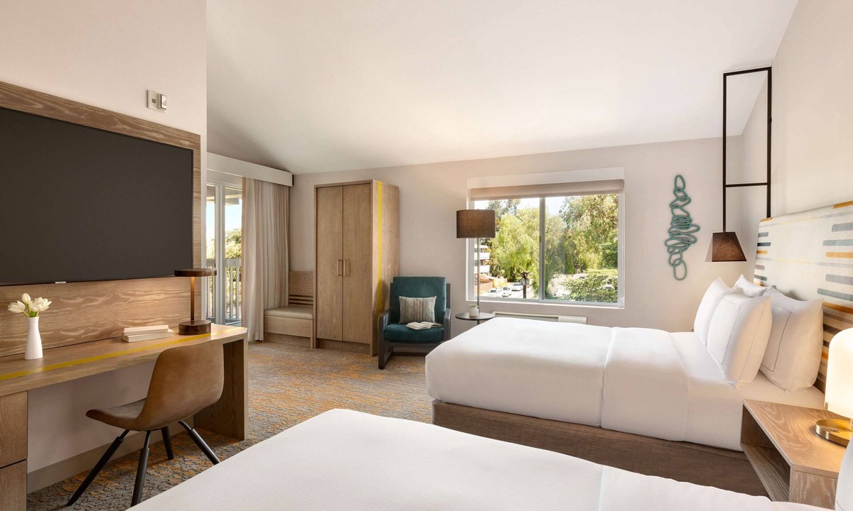 Campbell Hotel | Doubletree by Hilton Campbell - Pruneyard Plaza