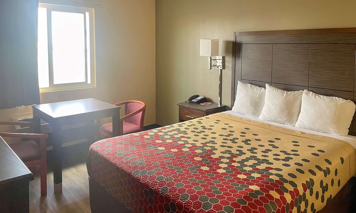 Corning Hotel | Econo Lodge Inn & Suites Corning Travel Center