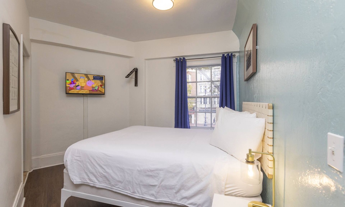Civic Center Hotel | Economy Queen Room with Ensuite Bathroom