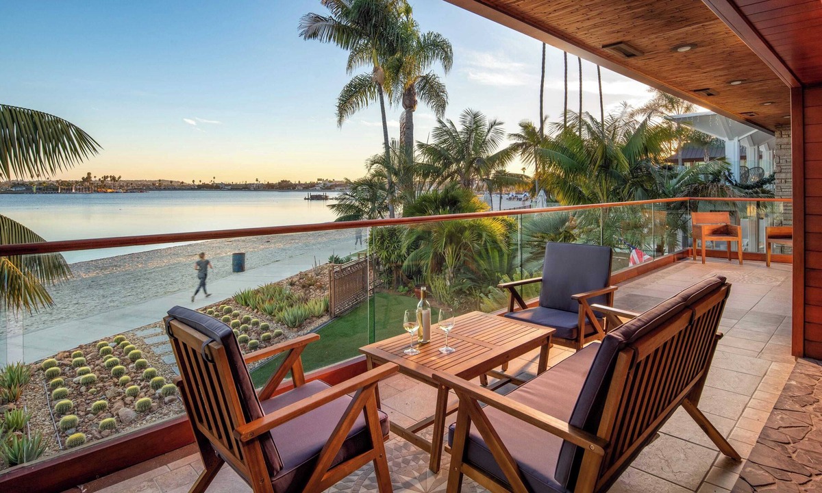 Crown Point House | Endless Summer by Avantstay Serene Beachfront Escape w/Sunset Views!
