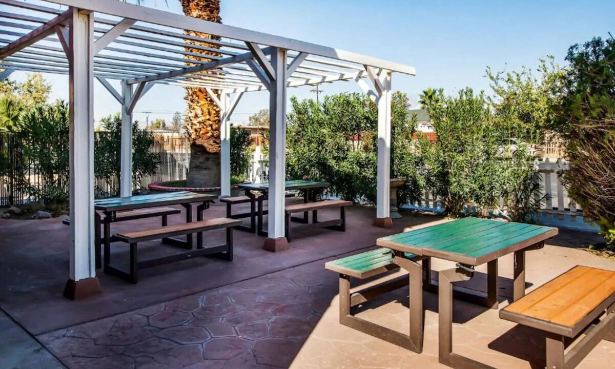Ridgecrest Hotel | Enjoy Ridgecrest’s Attractions with Budget Comfort in a Room with 2 Queen Beds