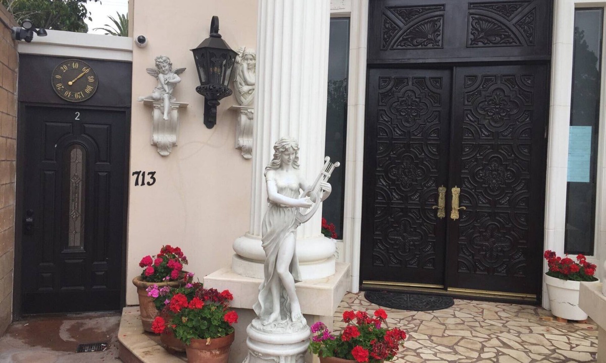 North of Montana House | -ENTIRE SECOND FLOOR -of Santa Monica Luxury Roman Villa Suite