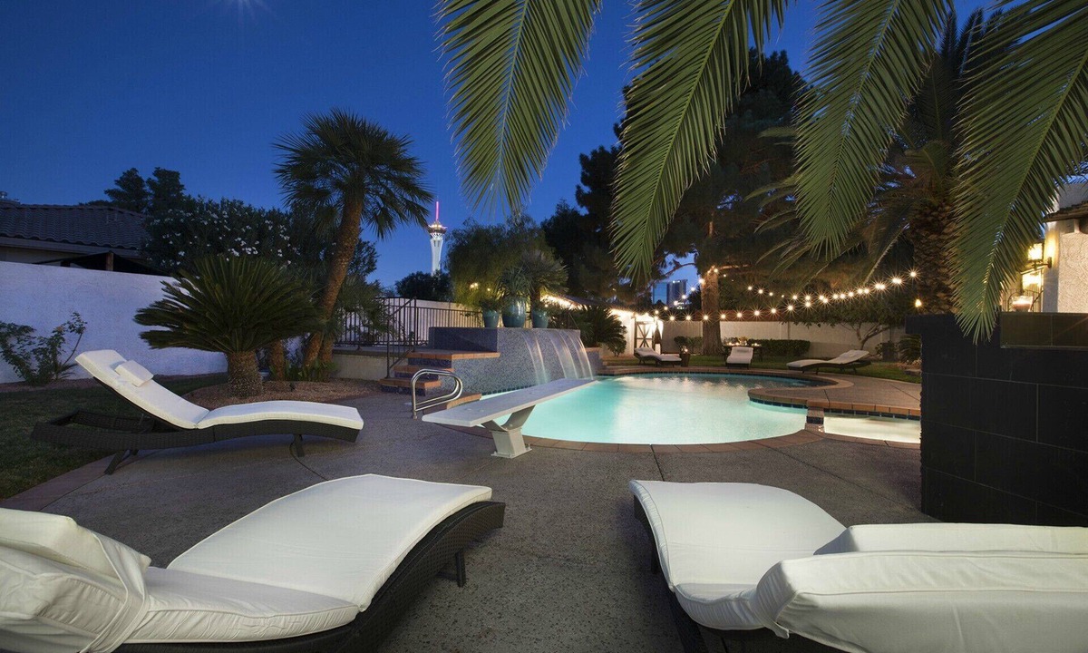Scotch Eighty House | Escape To Modern Luxury-1.5 Miles to the Strip! So close to everything you want!