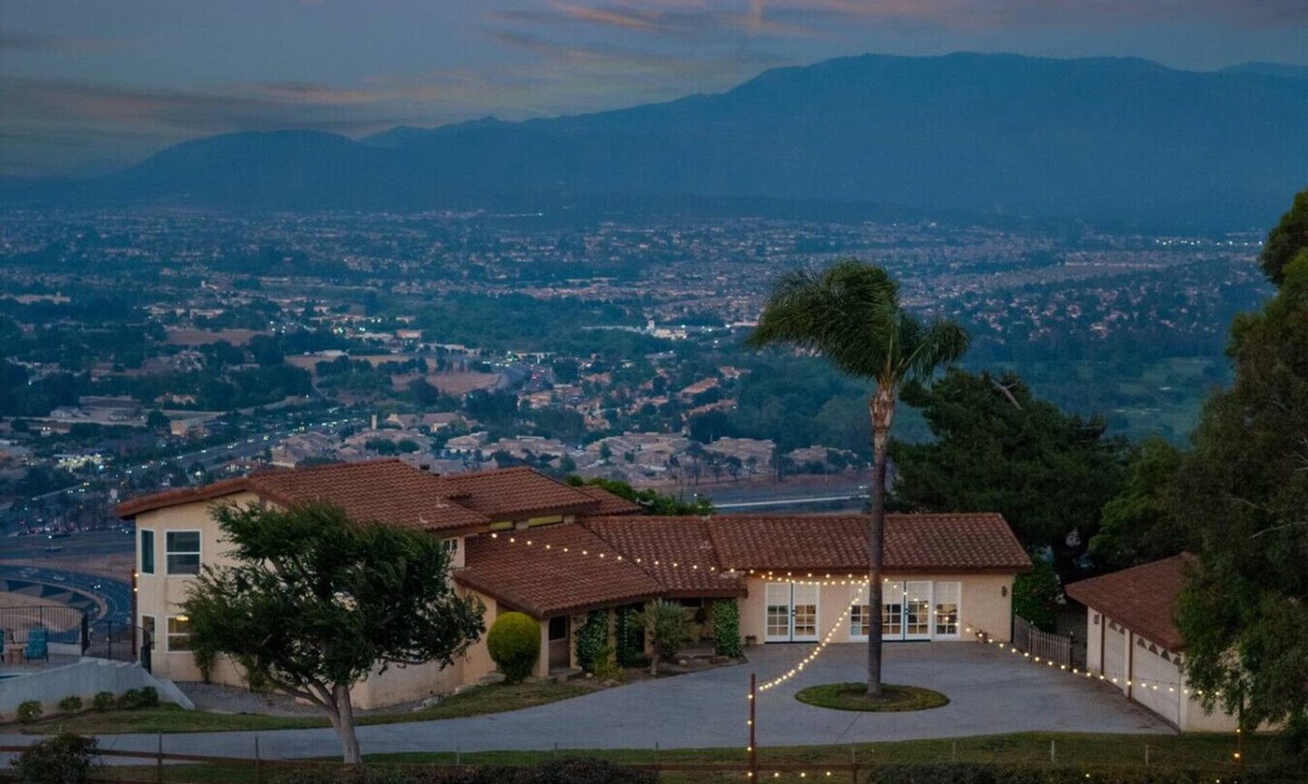 Temecula House | Exceptional city light views- 5 min to Old Town