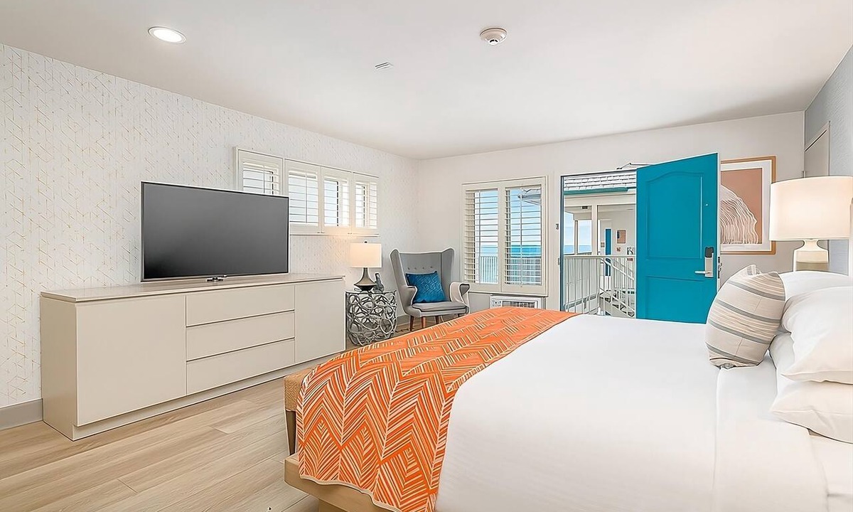 Carlsbad Village Hotel | Experience Soothing Moments & Luxury! Outdoor Pool, Beachfront Property