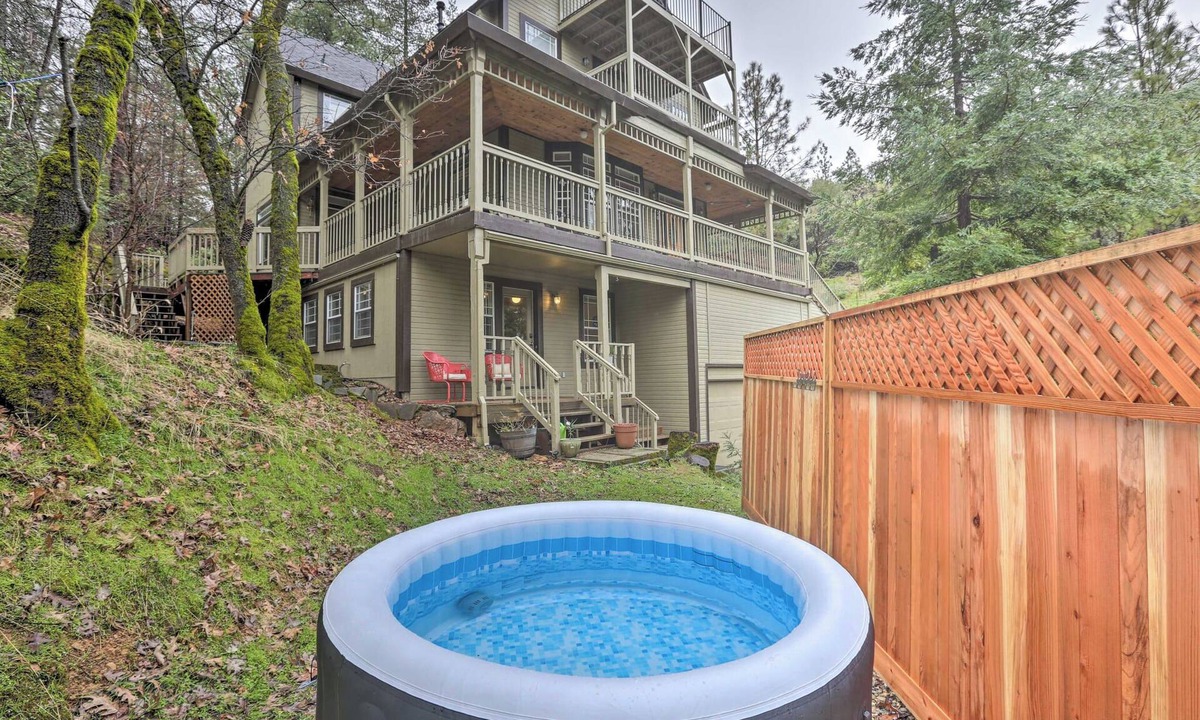Applegate House | Family-Friendly 'Forest Cabin' w/Hot Tub