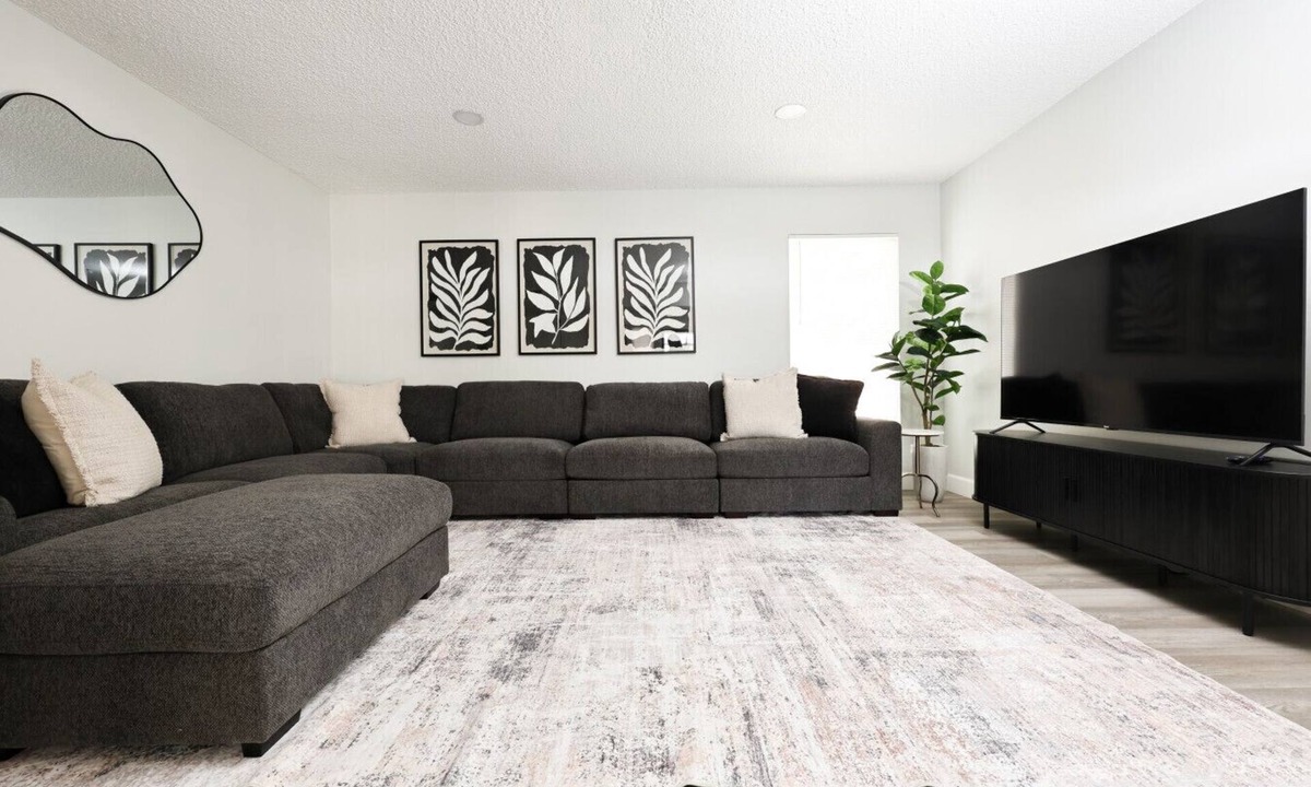 Bakersfield House | Family-Friendly Southwest Bakersfield Retreat with Jacuzzi & Fenced Yard