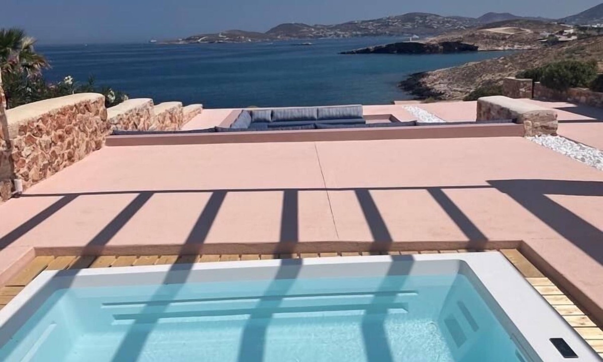 Parikia Villa | Fantastic waterfront villa on the Greek island of Paros