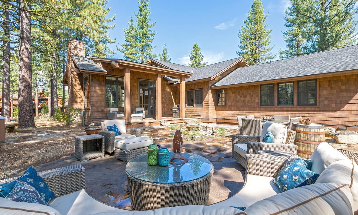 Truckee House | First Light By Tahoe Getaways - Luxury 3BR w Hot Tub & Yard in Grays Crossing