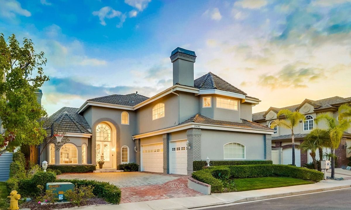 Mission Viejo House | FIVE generous bedrooms and a REAL indoor Treehouse for kids - see our VIDEO!