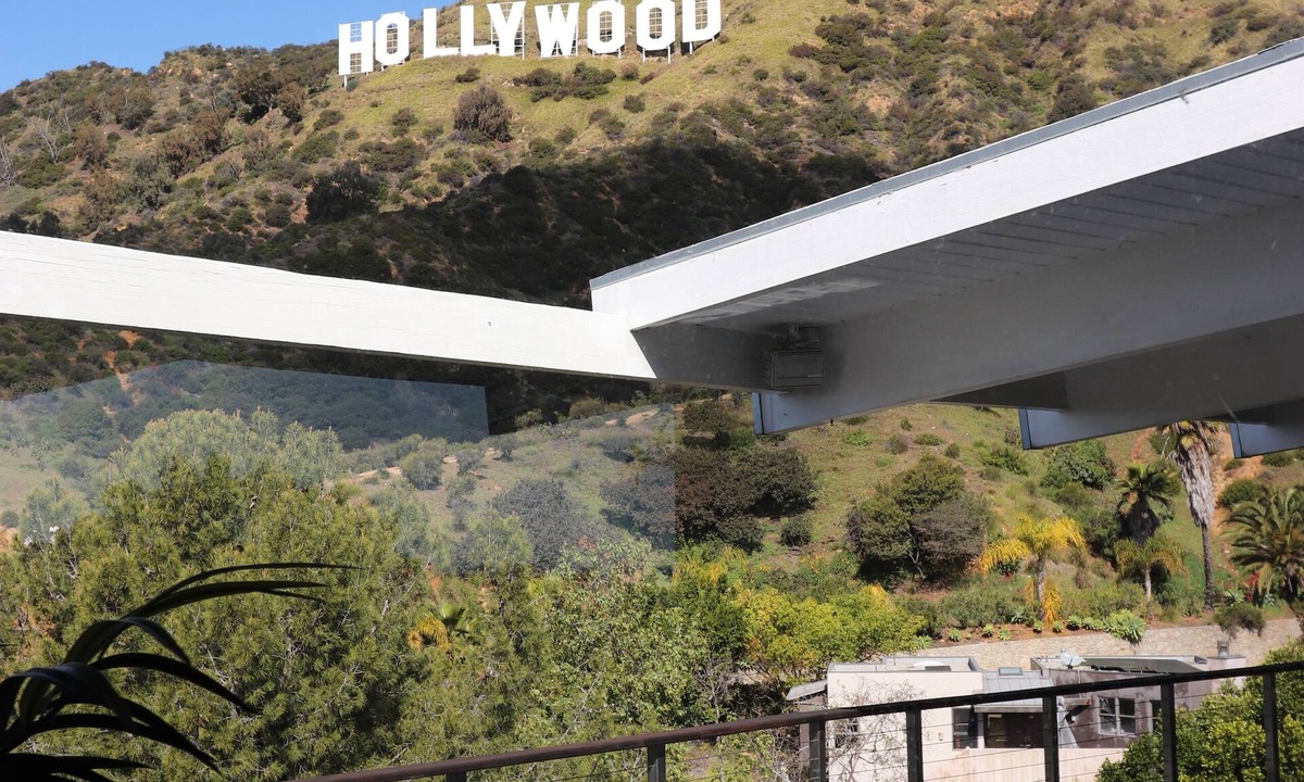 Hollywoodland House | Front-Row Hollywood Sign Views -Modern Glass Villa