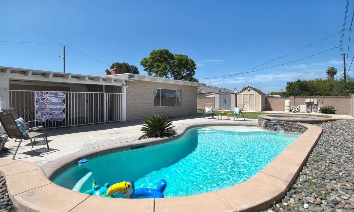 Hermosa Village House | Funtierland + Babes in Toyland + Walk to Disney + Pool + Pool table