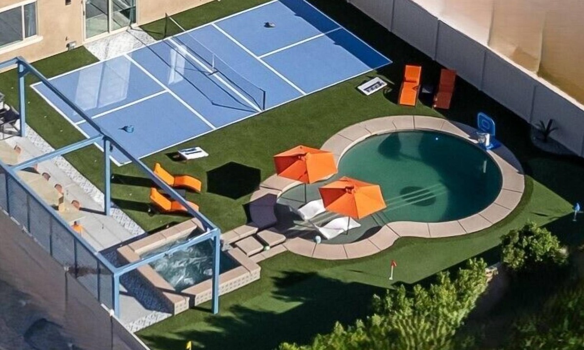 Coachella Villa | Glamorous 8-Bedroom Luxury Retreat with Theater Room & Pickleball Court | Sleeps 20