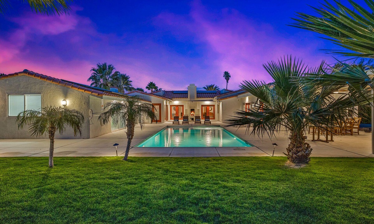 Racquet Club West House | Hacienda Miranda - Private lighted Pickleball Court- Family Home
