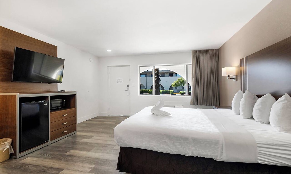 Folsom Road Hotel | Heritage Inn Express Roseville