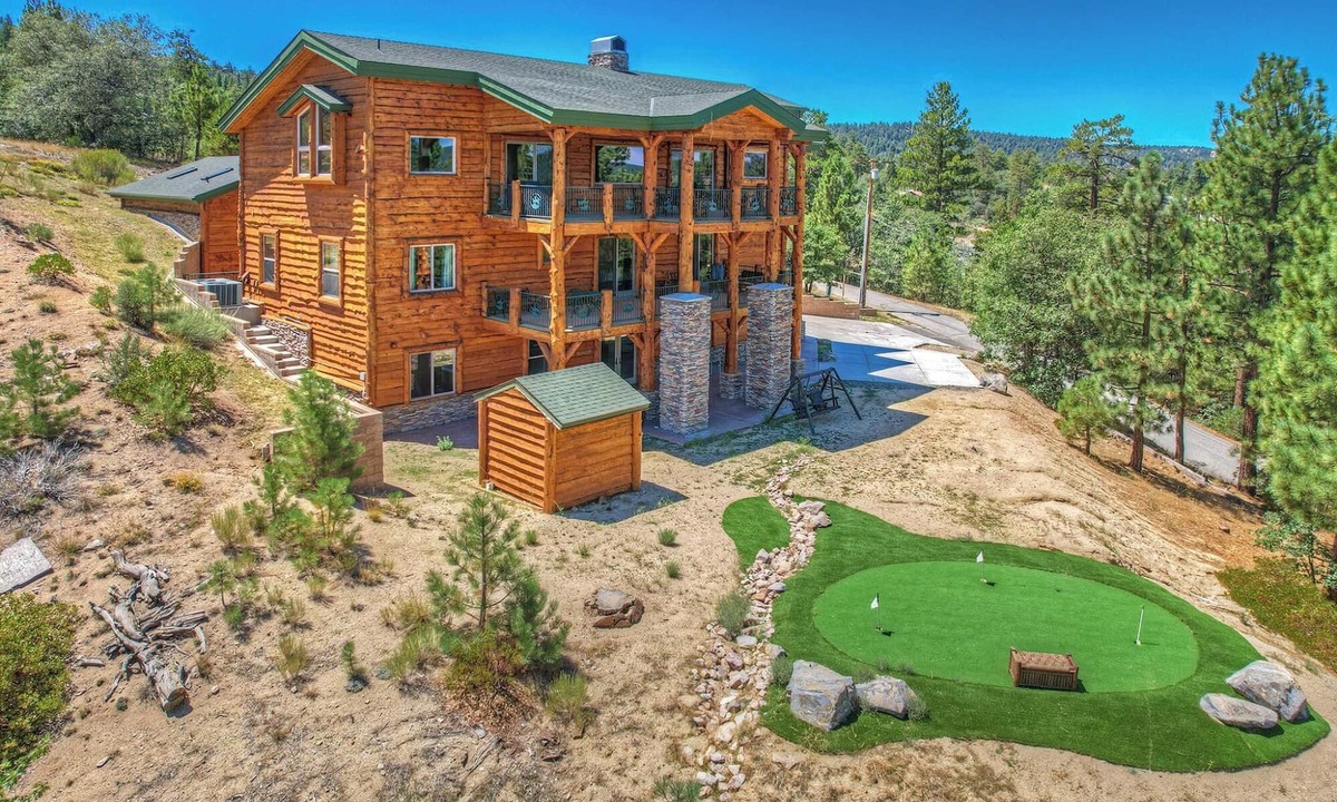 The Village Cabin | High-End Custom Luxury Estate w/Panoramic Lake Views! A/C! HOT TUB! PET FRIENDLY! Putting Green! Game Room!