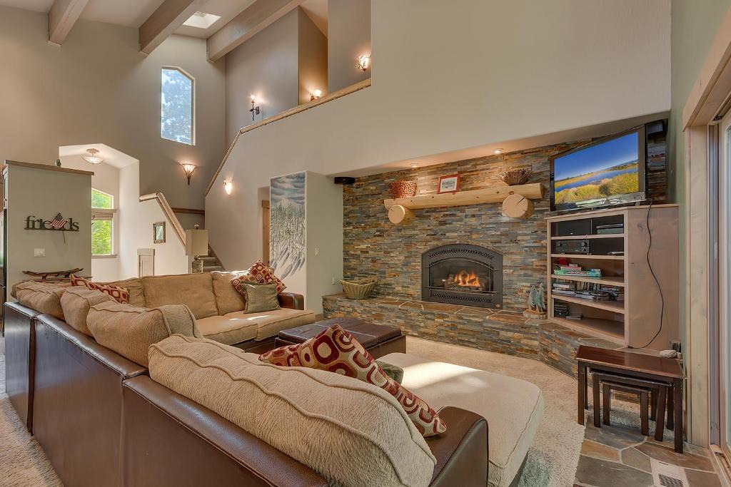 Lake Forest House | High Sierra at Dollar Point - Private Hot Tub, Close to Ski Resorts, Pet Friendly!