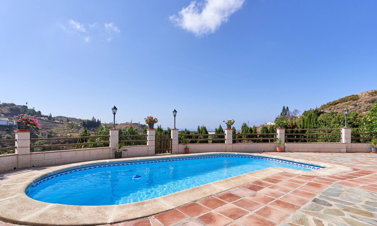 Torrox House | Holiday Home "Torre del Manzano" with Mountain View, Private Pool & Wi-Fi