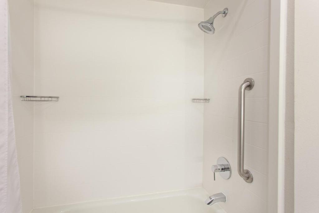 Corona Hotel | Holiday Inn Express & Suites Corona by IHG