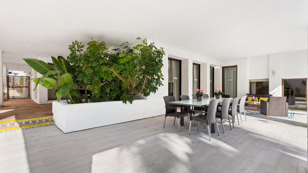 Puerto Banus Villa | HOLIDAY VILLA 34121803, WITH 4 BEDROOM, 2 PRIVATE POOLS, VILLA MARINA, BEACHSIDE PUERTO BANUS, MARBELLA FOR HOLIDAY RENTALS