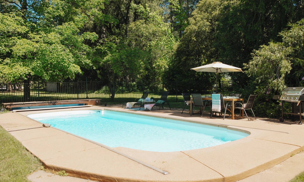 Cedar Ridge Cottage | Hollydale House: Comfortable House with a Hot Tub and Seasonal Pool!