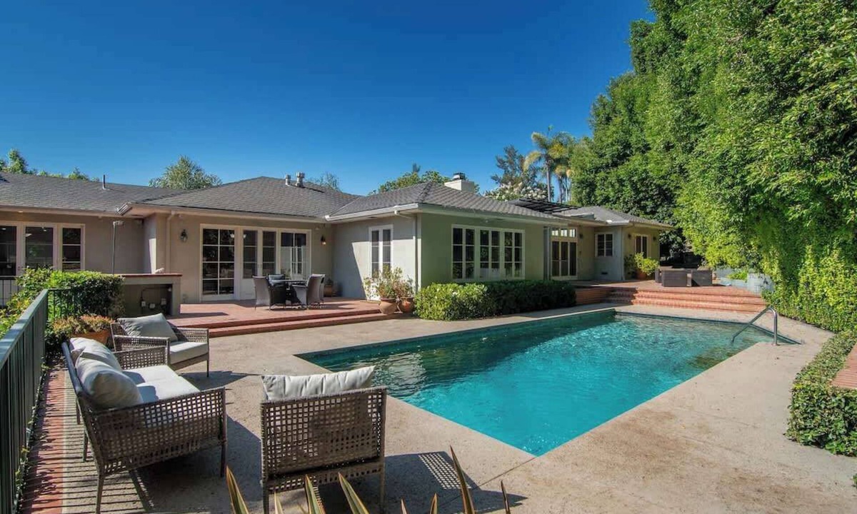 Westwood House | Holmby Hills 6 Bedroom Villa with Pool