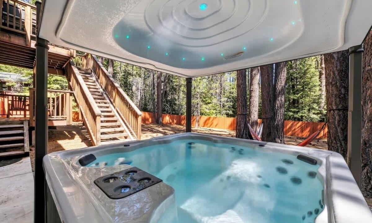 Tahoe Paradise Cabin | Hot Tub, Game Room, Dog Friendly, Fully Fenced