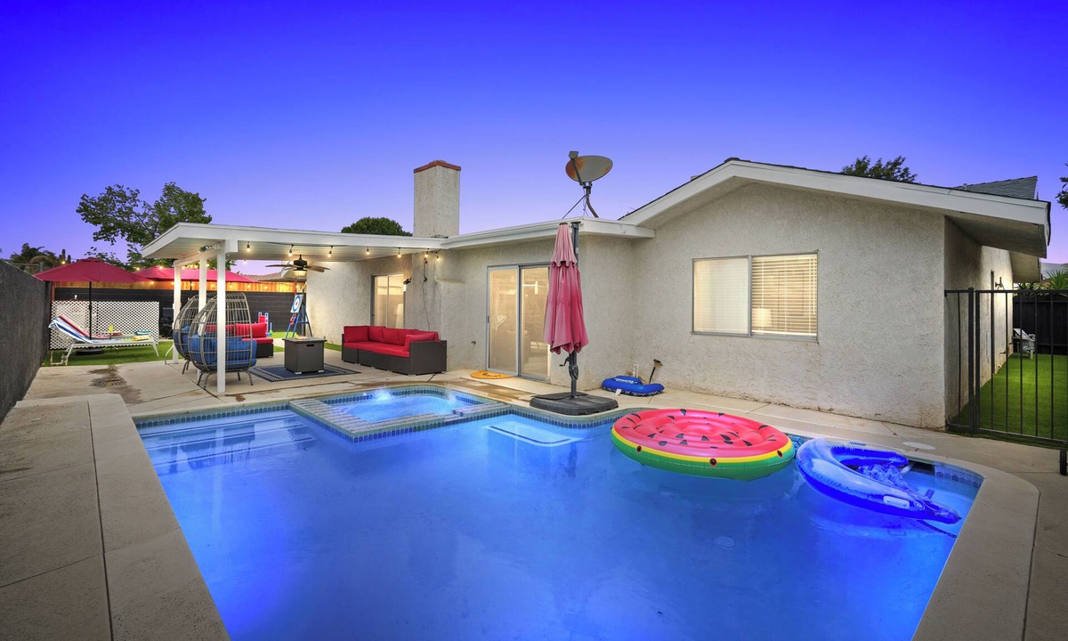 East Hemet House | Hot tub - Pool - Firepit - Game Room - Sleeps 14 - Hemet Summer Retreat!