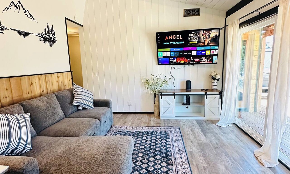 Lower Kingsbury House | Hot Tub | Sauna | BBQ | Backyard | Pet-Friendly