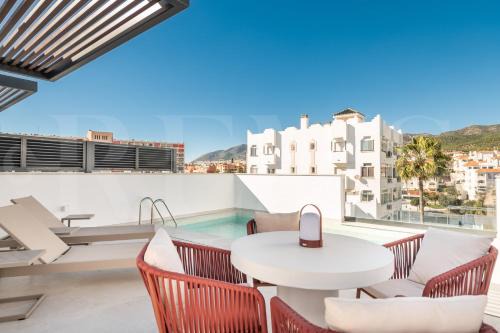 Carihuela Villa | House with private rooftop pool, cinema, gym REMS