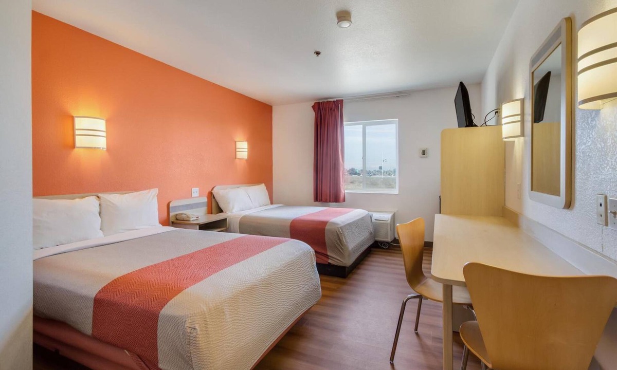 Lemoore Hotel | Howard Johnson by Wyndham Lemoore Near Naval Air Station