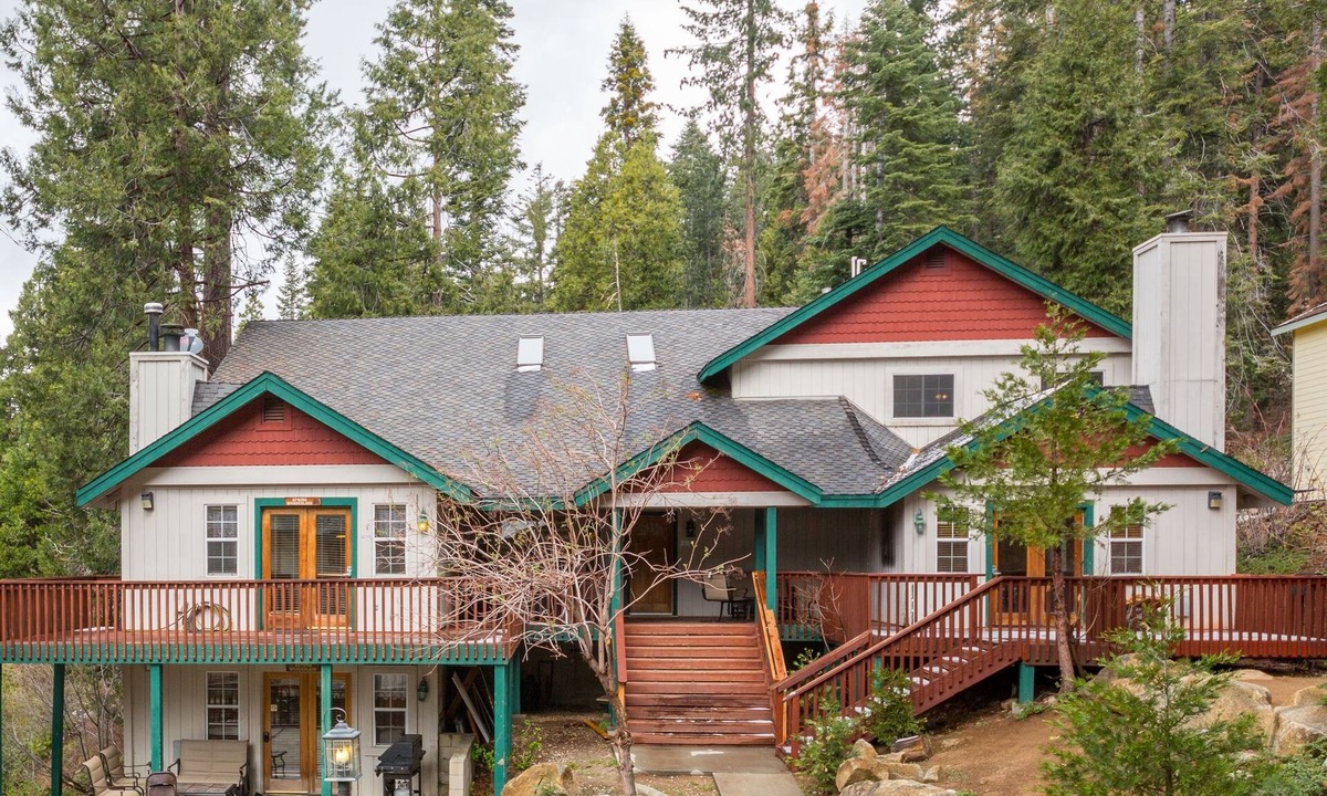 Yosemite West House | Inside Yosemite Park Winter Wonderland