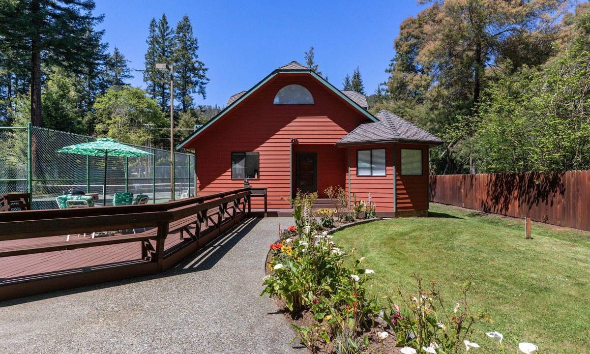 Hiouchi Cabin | Jed Smith Cabin with Tennis/Pickle ball courts and HOT TUB!