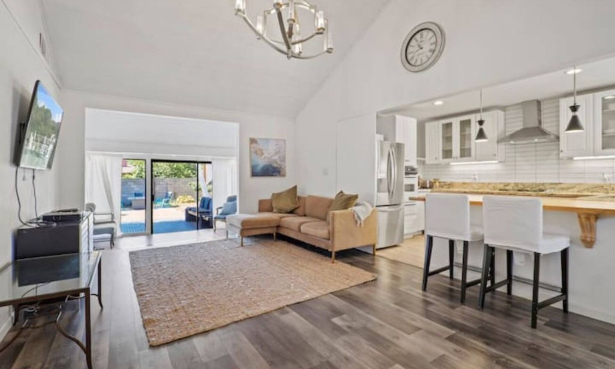 Lake Balboa House | King 4BD 2BR W/Backyard Close To Everything in LA