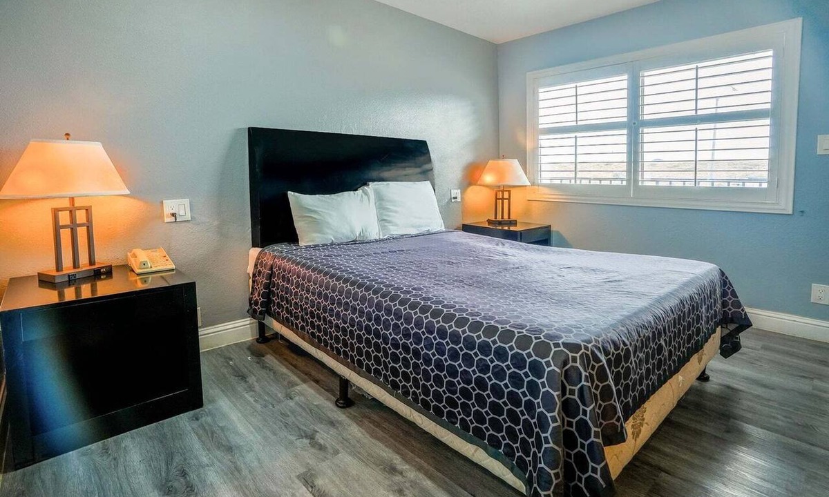 Buttonwillow Apartment | King Bed Non-Smoking