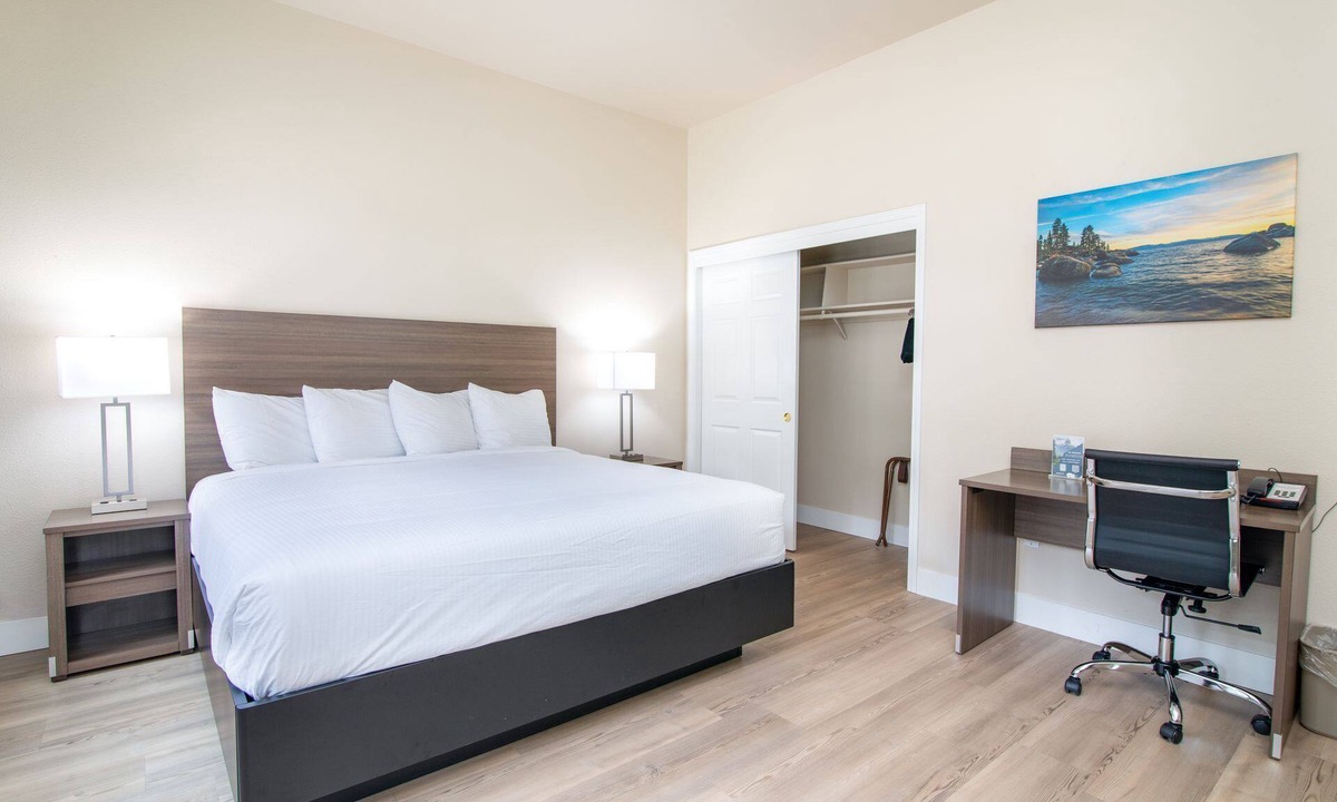 Apple Hill Hotel | King Bed Suite in a Hotel
