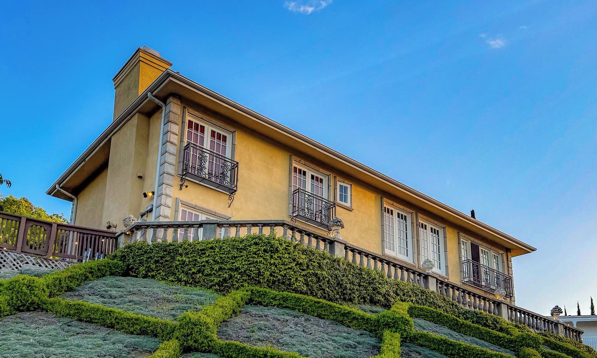 Sherman Oaks Villa | LA Pool & Rooftop Estate – Valley Views – Sleeps 10 – Universal 10 min