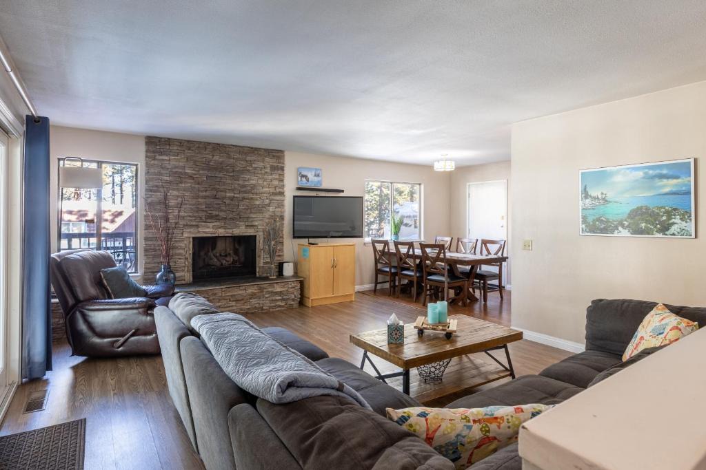 Al Tahoe House | Lake Views in 3bdr Family Home w/Hottub