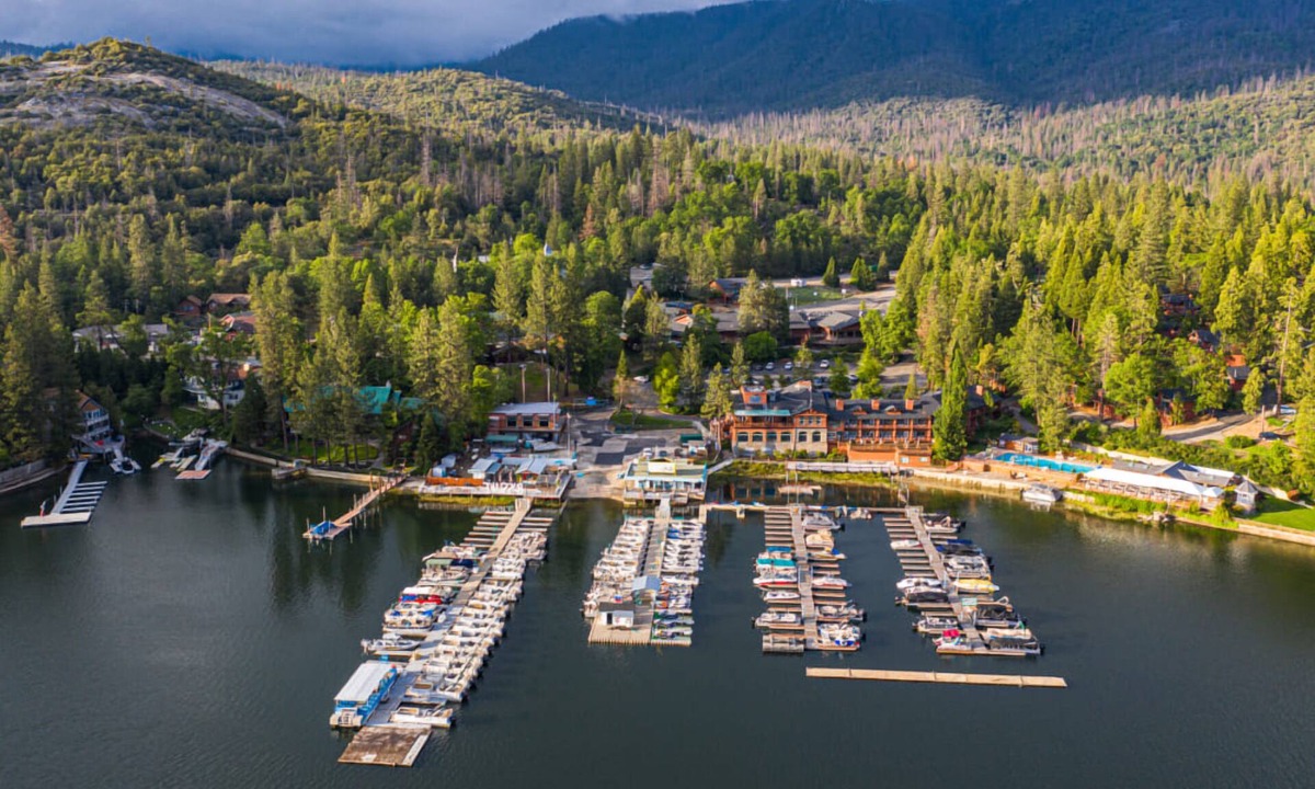 Bass Lake Hotel | Lakeside Chalet with Fireplace & Marina Access | Near Yosemite National Park