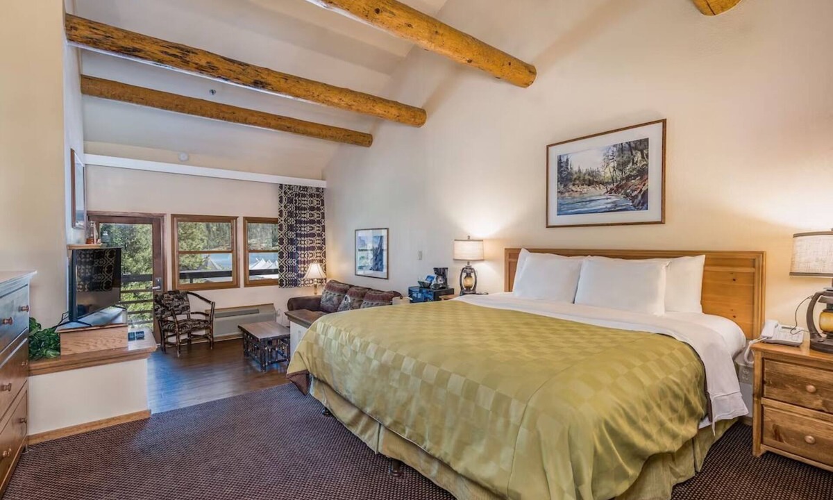 Bass Lake Hotel | Lakeside Suite Steps from Bass Lake & Yosemite National Park w/Pool Access