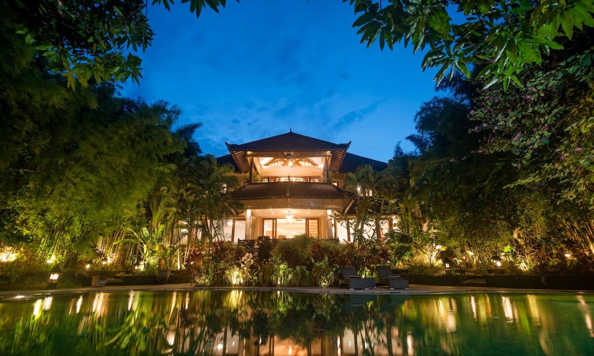 Tibubeneng Villa | Large Groups,9 BDR,Close To Beach,Great Inclusions