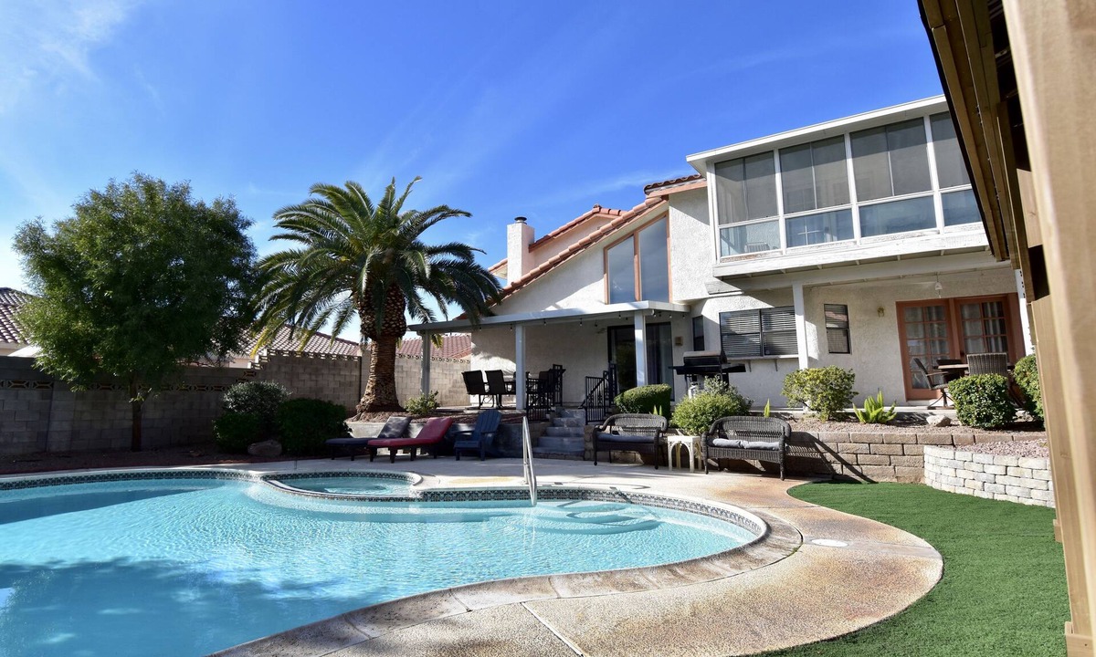 Paradise House | Lg Family Friendly 4 BD, Heated Pool, 12Min To The Strip