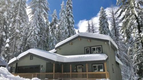 Yosemite West Ski Chalet | Lily of the Valley - Yosemite Reservations, AC, Forest View and WiFi