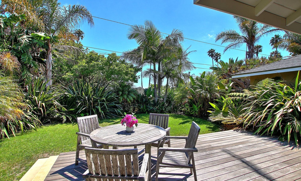 East Mesa House | Little Palm Cottage - Steps from Shoreline Park, walk to beach, live like a local