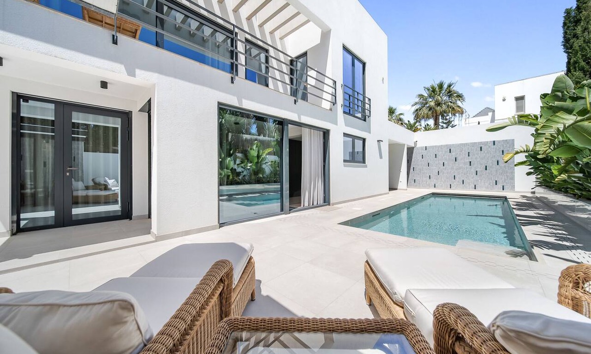 Golden Mile Villa | Luxurious Beachfront villa