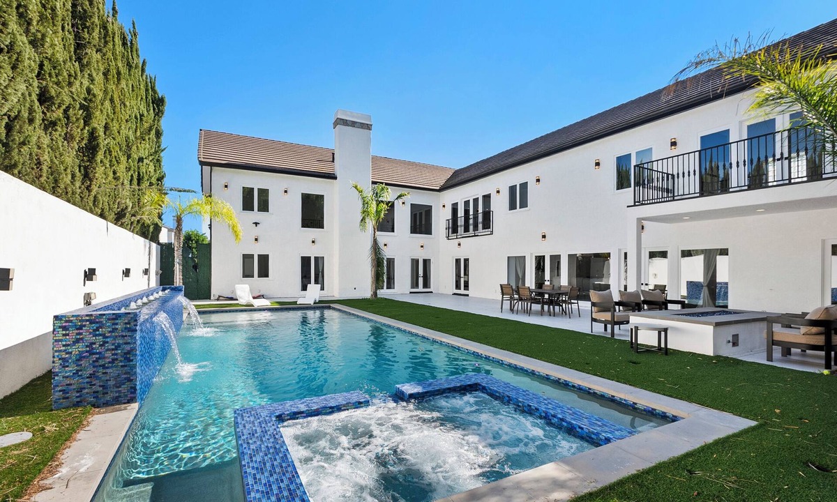 Woodland Hills House | Luxury 6500 SQFT, 7BR Estate Pool, Spa, Sauna, Basketball & BBQ